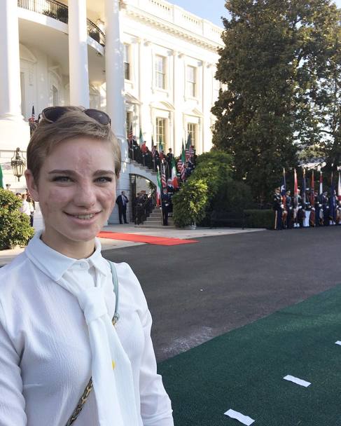 Per Bebe, prima della cena con Obama, un selfie davanti alla Casa Bianca